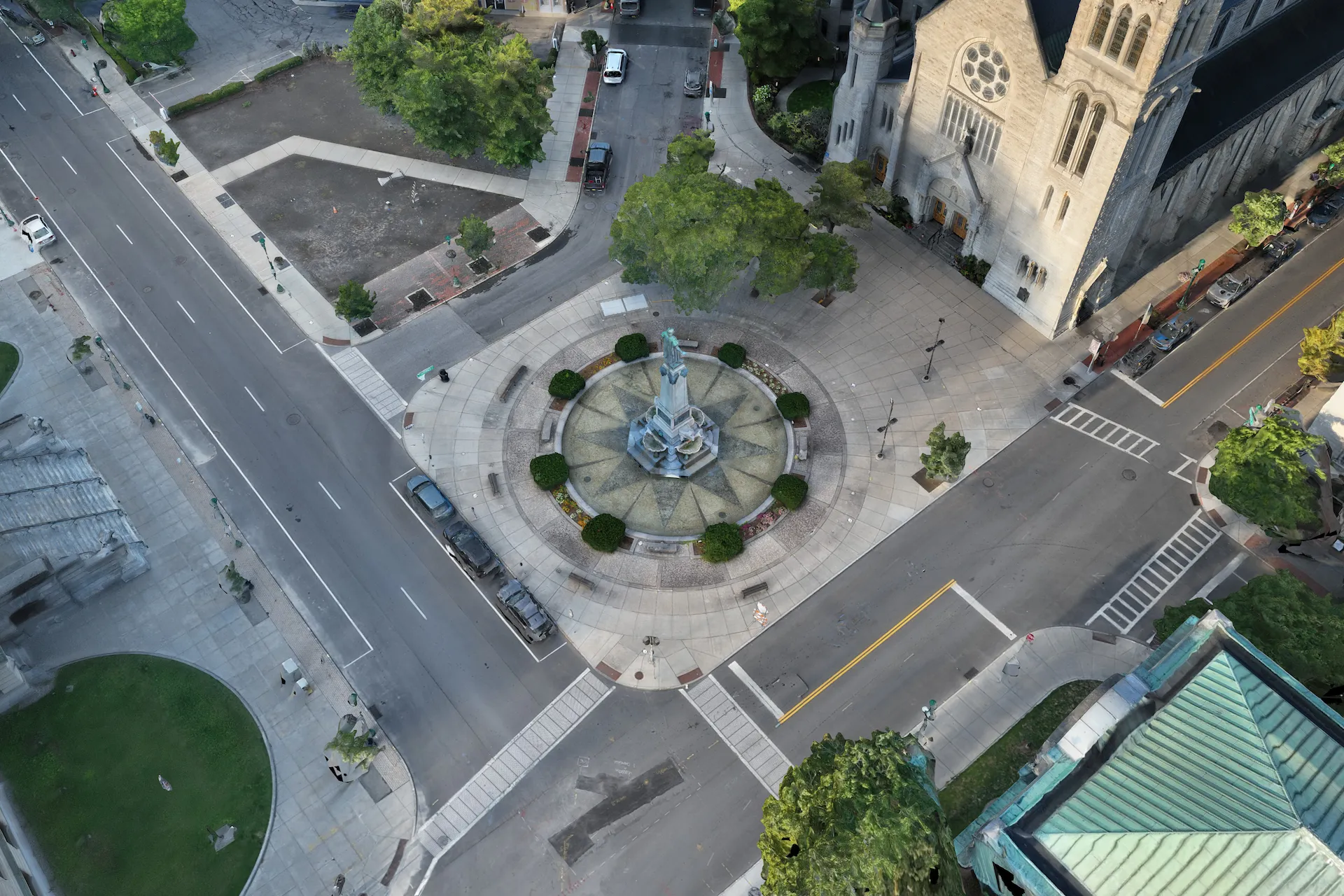Elevated render of the 3D model showing the circular plaza, the monument, and the surrounding streets and cathedral